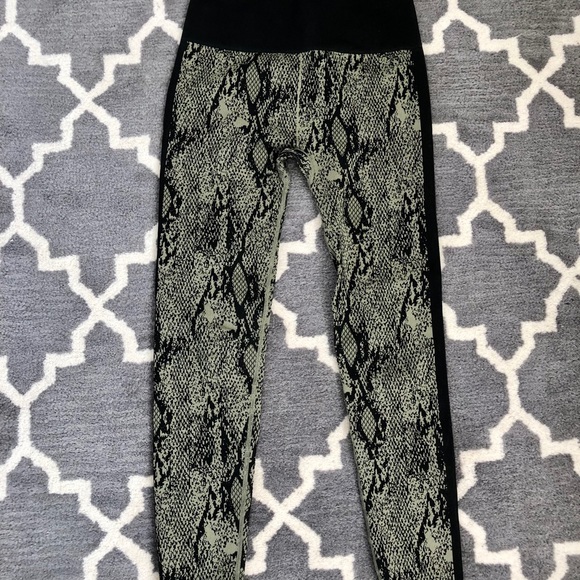 Fabletics High-Waisted Seamless Snakeskin 7/8 - Picture 4 of 5